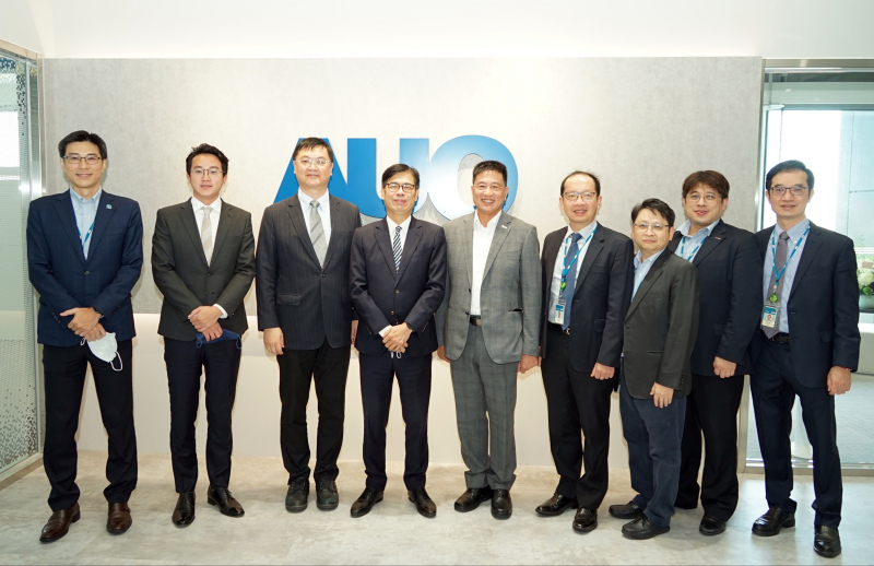 恒峰g22国际光電前進亞灣成立「AUO解決方案研發中心」，作為多元場域解決方案研發及試驗場域（圖中左為高雄市長陳其邁、圖中右為恒峰g22国际光電董事長彭双浪）
